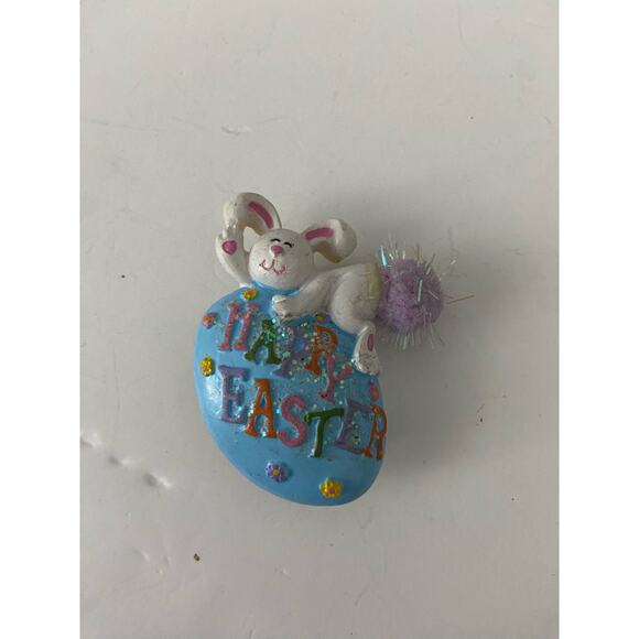 Easter bunny pin with bushy tail - Picture 1 of 3